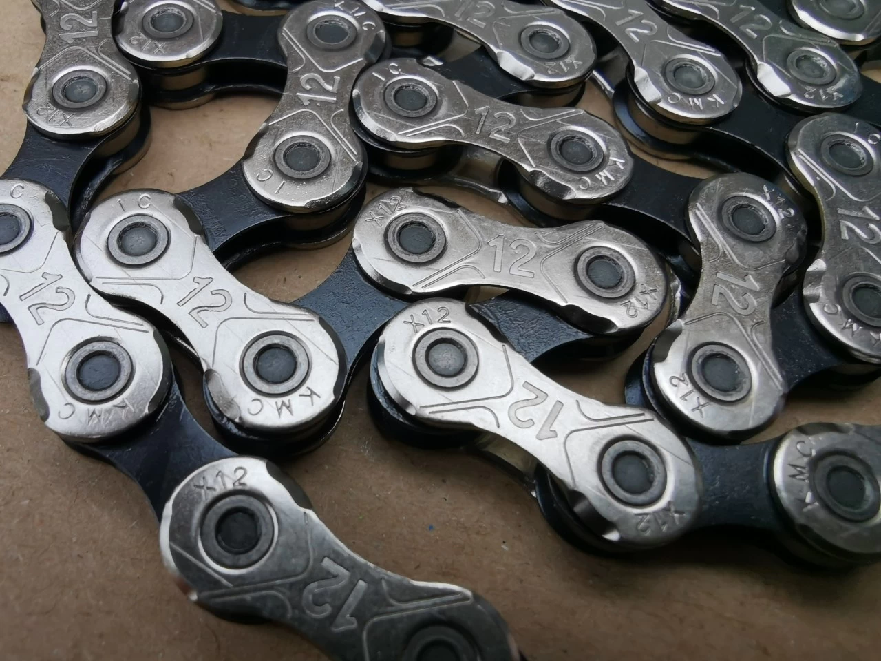 KMC Fahrrad Kette X12 12-fach 126 Glieder 1/2x11/128 Schwarz-silber Lose In Verpackung 2 KMC Fahrrad Kette X12 12-fach 126 Glieder 1/2x11/128 Schwarz-silber Lose In Verpackung – Bild 2